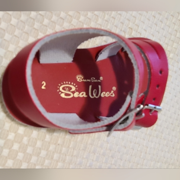 SEA WEES SANDALS - Picture 1 of 8